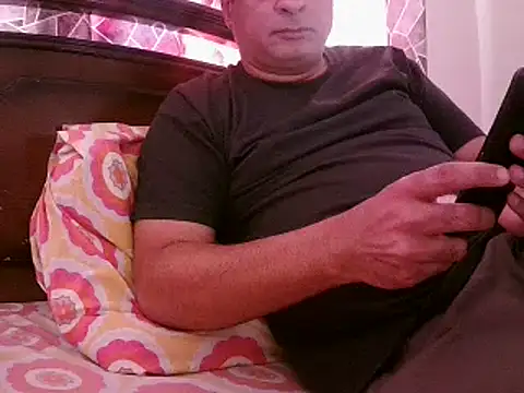 Snapshot of desipapaxxx chatting on February 18, 7:32 am desipapaxxx online show from February 18, 7:32 am