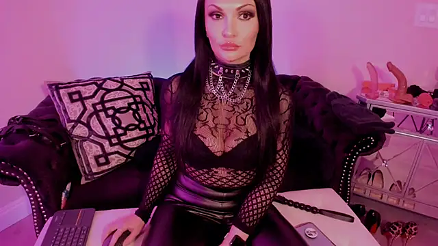 Snapshot of NatashaxoBangs chatting on February 24, 8:17 am NatashaxoBangs online show from February 24, 8:17 am