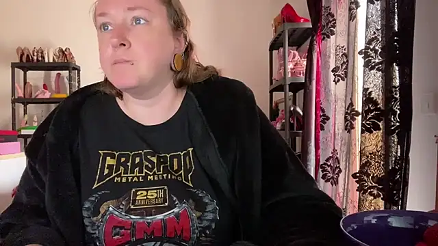 kisicaxx online show from April 12, 1:38 pm