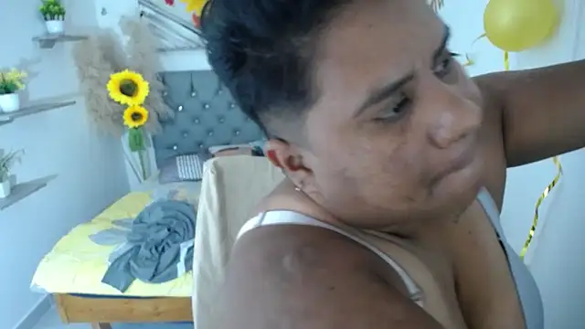 hotlesby4uxxx online show from September 15, 7:03 pm