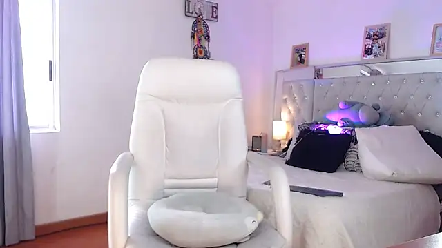 Snapshot of hollythomson chatting on February 16, 6:54 pm hollythomson online show from February 16, 6:54 pm