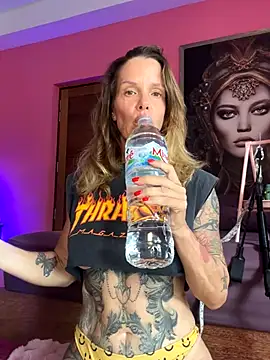 Snapshot of mommyselenafit_ chatting on September 27, 6:18 am mommyselenafit online show from September 27, 6:18 am