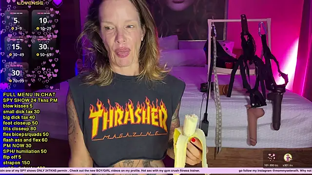 Snapshot of mommyselenafit_ chatting on November 9, 3:05 am mommyselenafit online show from November 9, 3:05 am