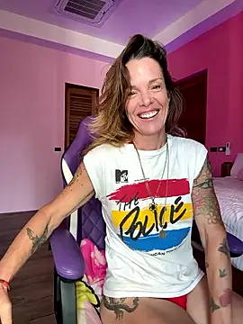 Snapshot of mommyselenafit_ chatting on January 11, 3:22 am mommyselenafit online show from January 11, 3:22 am