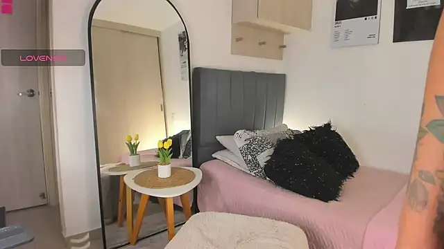 hollyprincess 2 online show from April 7, 3:07 am