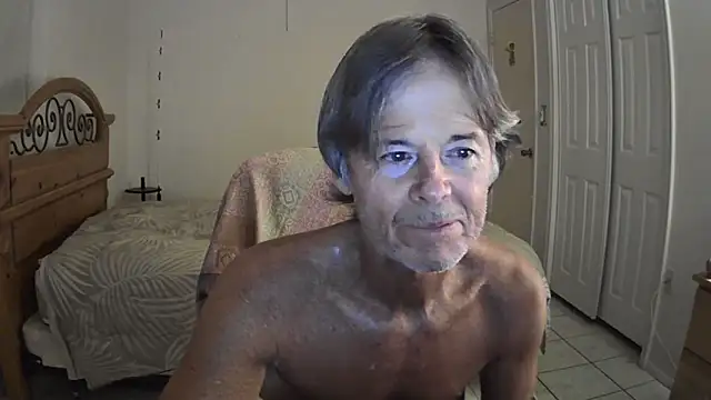 Snapshot of nakeedcowboi65 chatting on April 24, 10:18 am nakeedcowboi65 online show from April 24, 10:18 am