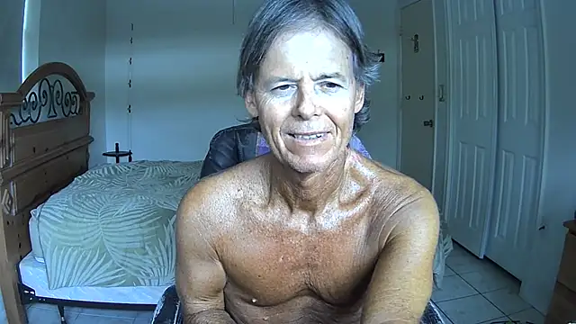 Snapshot of nakeedcowboi65 chatting on May 3, 8:37 pm nakeedcowboi65 online show from May 3, 8:37 pm