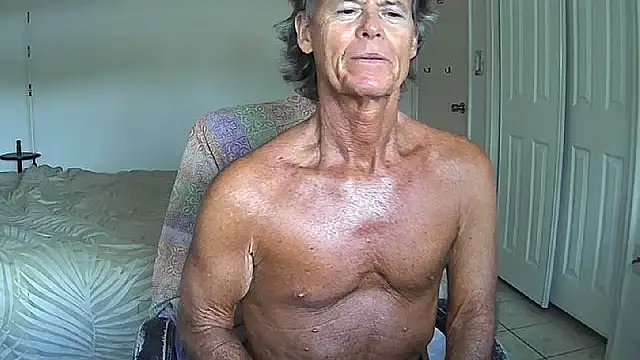Snapshot of nakeedcowboi65 chatting on May 18, 9:42 pm nakeedcowboi65 online show from May 18, 9:42 pm
