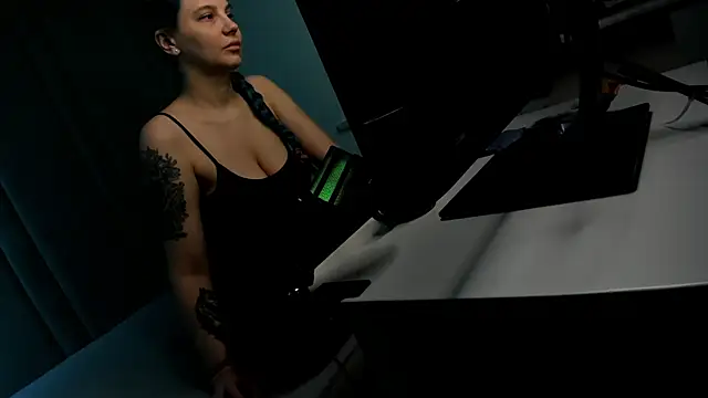 Snapshot of JuliaBusty chatting on January 10, 4:58 am JuliaBusty online show from January 10, 4:58 am