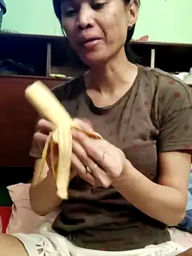Snapshot of QueenSoreal chatting on April 21, 9:39 pm QueenSoreal online show from April 21, 9:39 pm