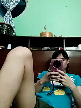 Snapshot of QueenSoreal chatting on April 22, 1:45 pm QueenSoreal online show from April 22, 1:45 pm