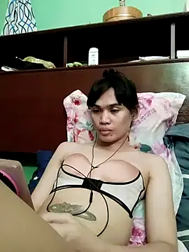 Snapshot of QueenSoreal chatting on May 5, 4:48 pm QueenSoreal online show from May 5, 4:48 pm