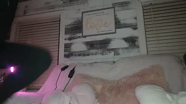 Snapshot of AshleyRain chatting on December 22, 9:11 am AshleyRain online show from December 22, 9:11 am