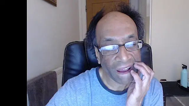 Snapshot of rauncher1 chatting on April 6, 7:53 am rauncher1 online show from April 6, 7:53 am