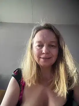 Snapshot of Susanel chatting on December 22, 10:38 am Susanel online show from December 22, 10:38 am