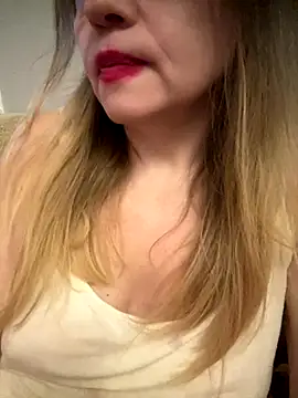 Snapshot of Susanel chatting on October 4, 8:18 pm Susanel online show from October 4, 8:18 pm