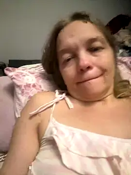 Snapshot of Susanel chatting on October 19, 12:11 am Susanel online show from October 19, 12:11 am