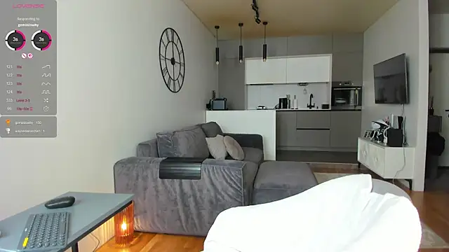 Juicy Bella online show from April 13, 9:04 am