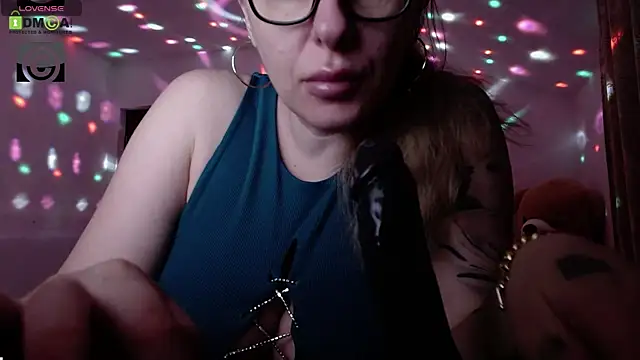 Snapshot of SonyaDevon chatting on December 28, 7:55 am SonyaDevon online show from December 28, 7:55 am