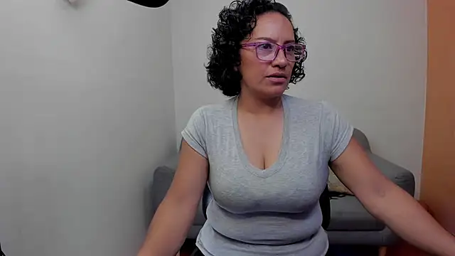 Snapshot of scarlet_wet chatting on June 3, 11:32 pm scarlet wet online show from June 3, 11:32 pm