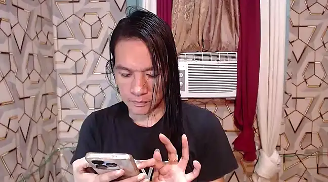 Snapshot of tshugecumxxx chatting on January 11, 12:50 pm tshugecumxxx online show from January 11, 12:50 pm