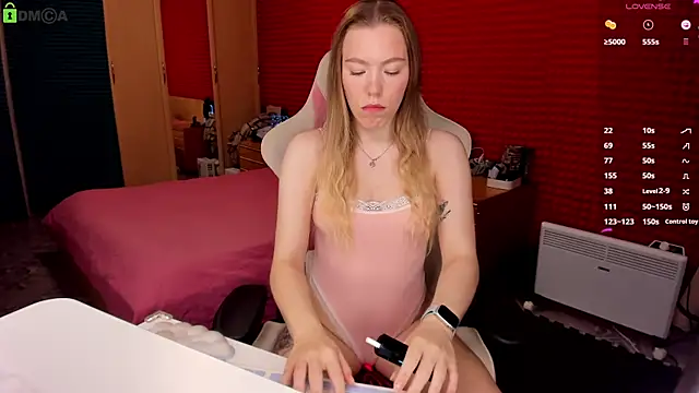 Snapshot of KinsleyHottie chatting on November 15, 8:27 pm KinsleyHottie online show from November 15, 8:27 pm