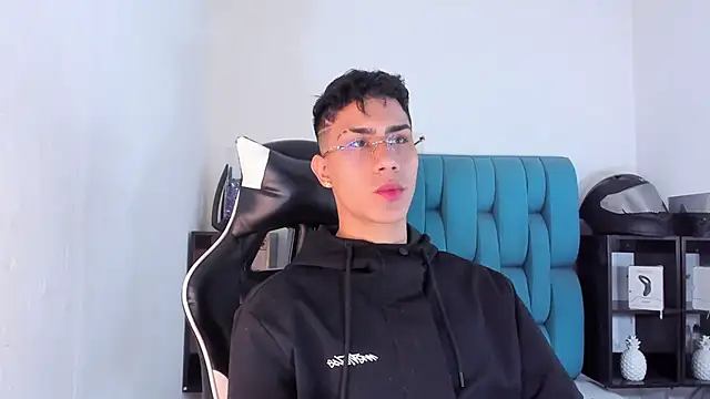 Snapshot of AlanNaughty chatting on February 22, 9:59 pm AlanNaughty online show from February 22, 9:59 pm