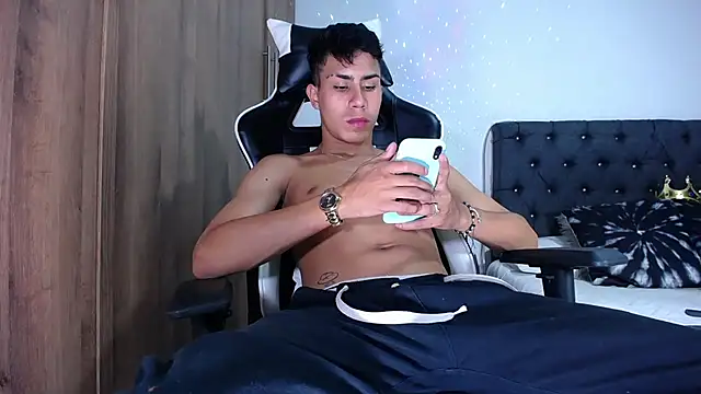 Snapshot of AlanNaughty chatting on March 15, 12:04 am AlanNaughty online show from March 15, 12:04 am