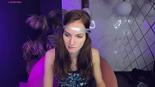 Snapshot of MirandaGlow chatting on December 5, 8:55 am MirandaGlow online show from December 5, 8:55 am