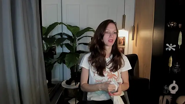 Snapshot of MirandaGlow chatting on June 28, 5:46 am MirandaGlow online show from June 28, 5:46 am