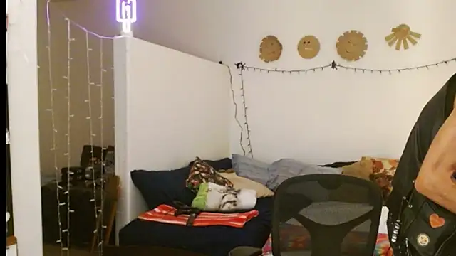 Snapshot of mycock2474u chatting on February 18, 1:32 am mycock2474u online show from February 18, 1:32 am