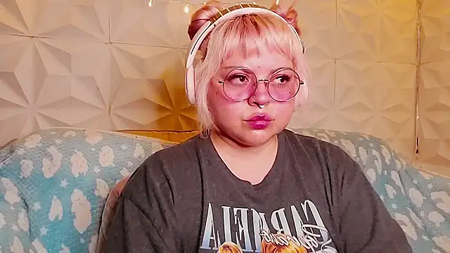Snapshot of Satyn_doll chatting on June 7, 10:13 pm Satyn doll online show from June 7, 10:13 pm