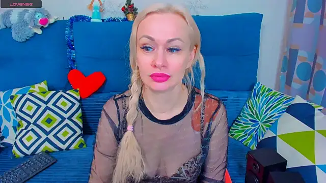 Snapshot of EllenMoore chatting on January 5, 5:41 am EllenMoore online show from January 5, 5:41 am