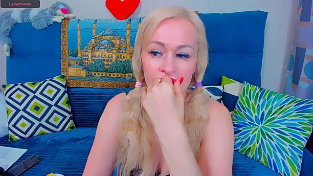 Snapshot of EllenMoore chatting on January 15, 2:38 am EllenMoore online show from January 15, 2:38 am