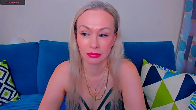 Snapshot of EllenMoore chatting on September 19, 3:08 am EllenMoore online show from September 19, 3:08 am
