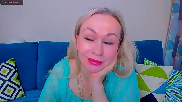 Snapshot of EllenMoore chatting on September 20, 3:07 am EllenMoore online show from September 20, 3:07 am