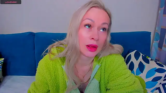 Snapshot of EllenMoore chatting on October 4, 3:04 am EllenMoore online show from October 4, 3:04 am