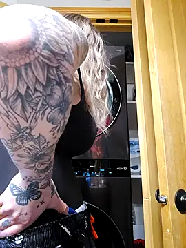 LilyOrion online show from February 6, 7:18 pm