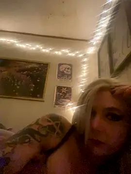 Snapshot of Heavenleigh33 chatting on December 3, 8:45 am Heavenleigh33 online show from December 3, 8:45 am