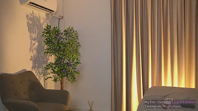 Snapshot of AlyonaX chatting on November 17, 8:14 pm AlyonaX online show from November 17, 8:14 pm