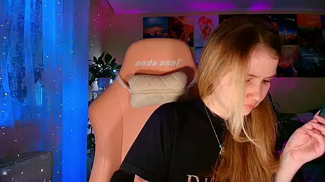 Snapshot of GoodWitch_ chatting on December 16, 7:35 am GoodWitch online show from December 16, 7:35 am