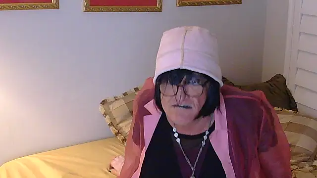 Snapshot of HelloKittyLapDog chatting on May 6, 3:46 am HelloKittyLapDog online show from May 6, 3:46 am