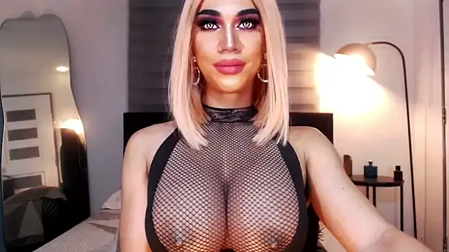 Snapshot of MassiveCockxMistress chatting on December 17, 7:15 pm MassiveCockxMistress online show from December 17, 7:15 pm