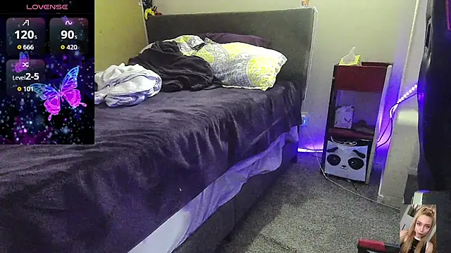 Blondiewithanass online show from February 8, 5:11 am