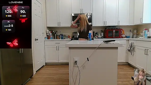 Blondiewithanass online show from May 28, 4:48 pm