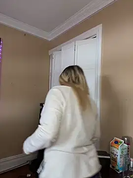 Snapshot of LittleMissEeve chatting on February 15, 4:12 pm LittleMissEeve online show from February 15, 4:12 pm