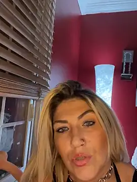 Snapshot of LittleMissEeve chatting on October 25, 6:43 am LittleMissEeve online show from October 25, 6:43 am