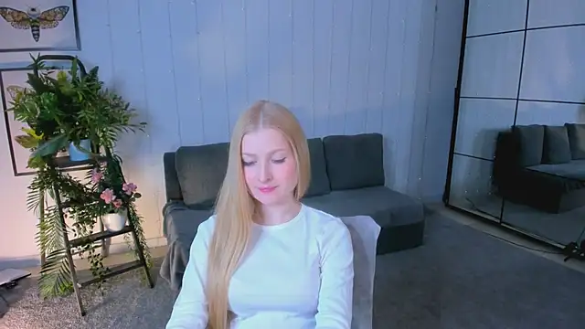 Laly Peach online show from February 24, 4:15 pm