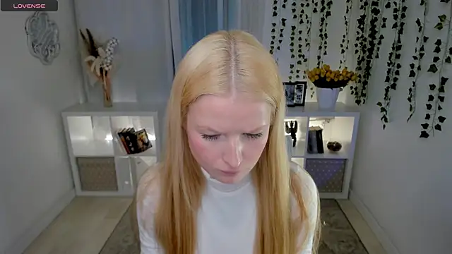 Laly Peach online show from March 16, 4:00 pm