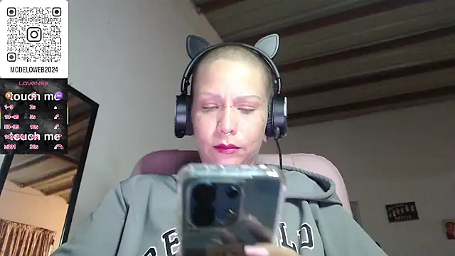 Snapshot of moon_cat85 chatting on March 6, 1:37 am moon cat85 online show from March 6, 1:37 am